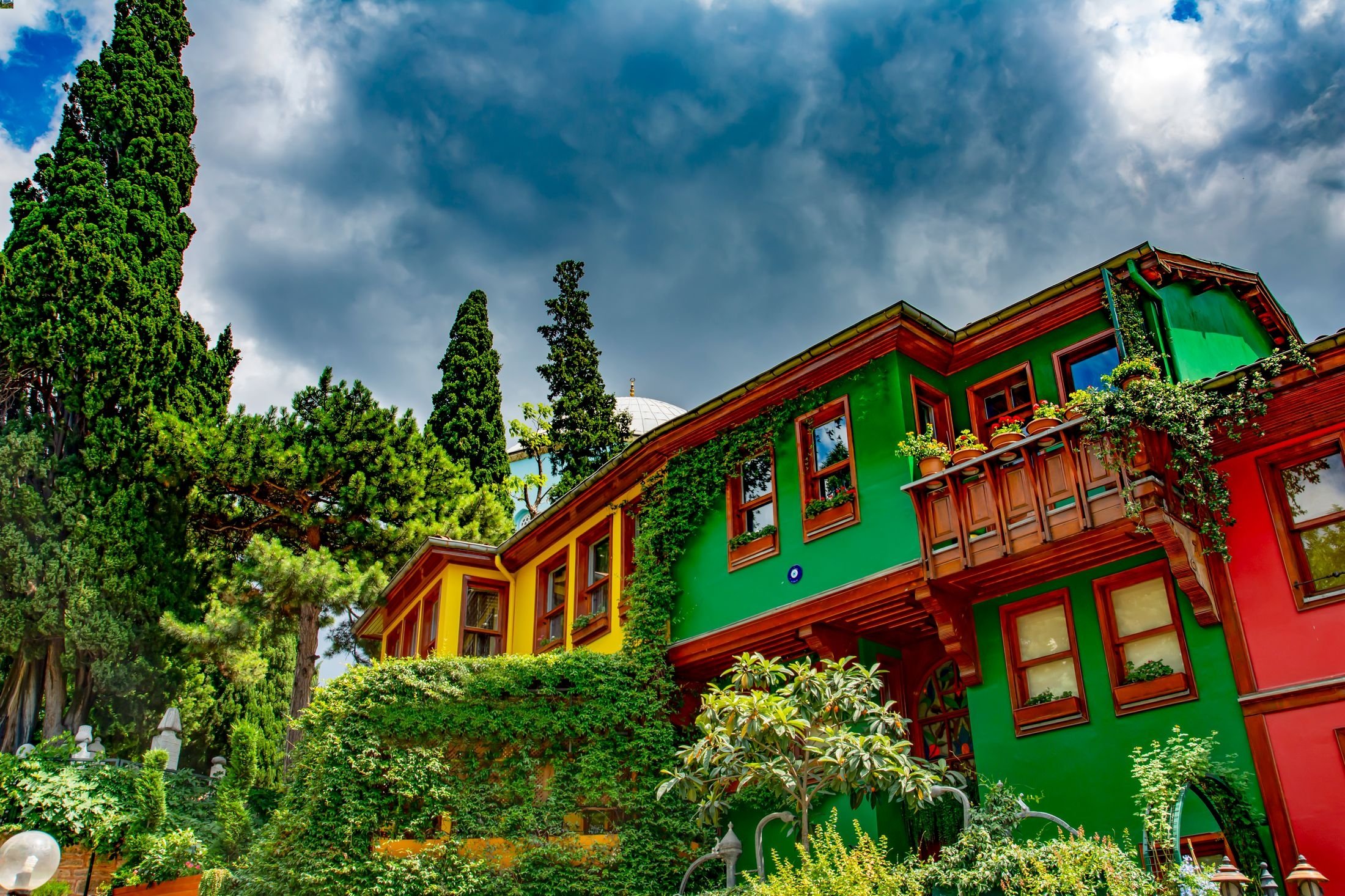 Rumah tua penuh warna bersejarah ada di mana-mana di Bursa, Türkiye.  (Foto Shutterstock)