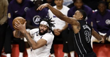 Los Angeles Lakers forward-center Anthony Davis (L) grabs a rebound against Brooklyn Nets center, Nic Claxton, during the third quarter of the game between the Brooklyn Nets and the Los Angeles Lakers at Crypto.com Arena, California, U.S., Nov. 13, 2022. (EPA Photo)