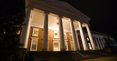Lights illuminate a building of the University of Virginia School of Medicine in Charlottesville, Virginia, March 19, 2015. (AFP Photo)