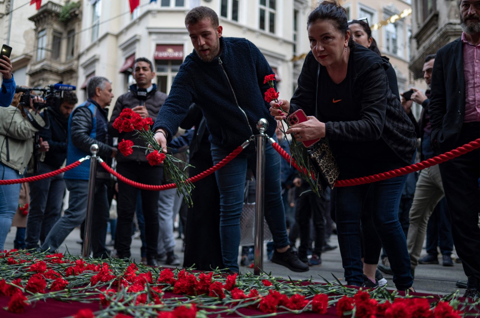 Jalan Istanbul dibuka kembali setelah serangan teror, kenang para korban