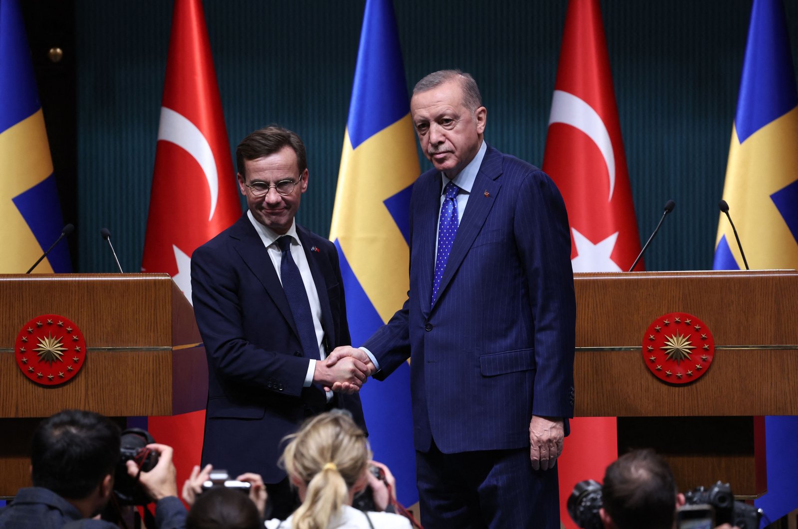 President Recep Tayyip Erdoğan shakes hand with Swedish Prime Minister Ulf Kristersson (L) during a press conference following their meeting at the Presidential Palace in the capital Ankara, Türkiye, Nov. 8, 2022. (AFP Photo)