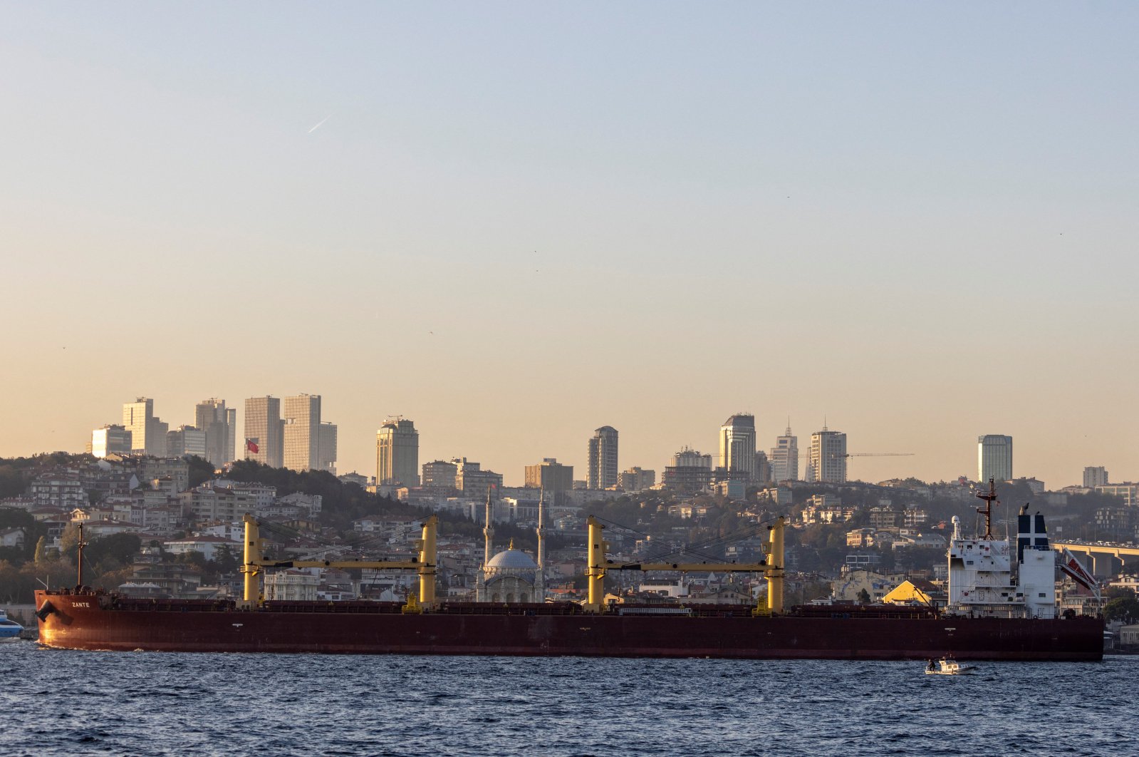 Zante, a cargo vessel carrying Ukrainian grain, transits the Bosporus, in Istanbul, Türkiye, Nov. 2, 2022. (Reuters Photo)