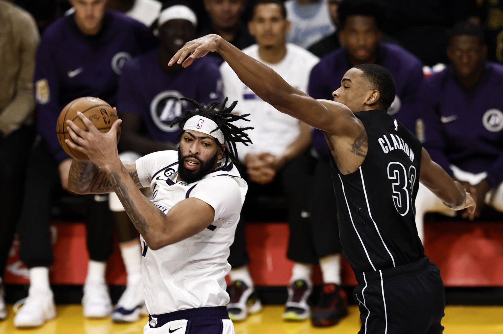 Los Angeles Lakers forward-center Anthony Davis (L) grabs a rebound against Brooklyn Nets center, Nic Claxton, during the third quarter of the game between the Brooklyn Nets and the Los Angeles Lakers at Crypto.com Arena, California, U.S., Nov. 13, 2022. (EPA Photo)