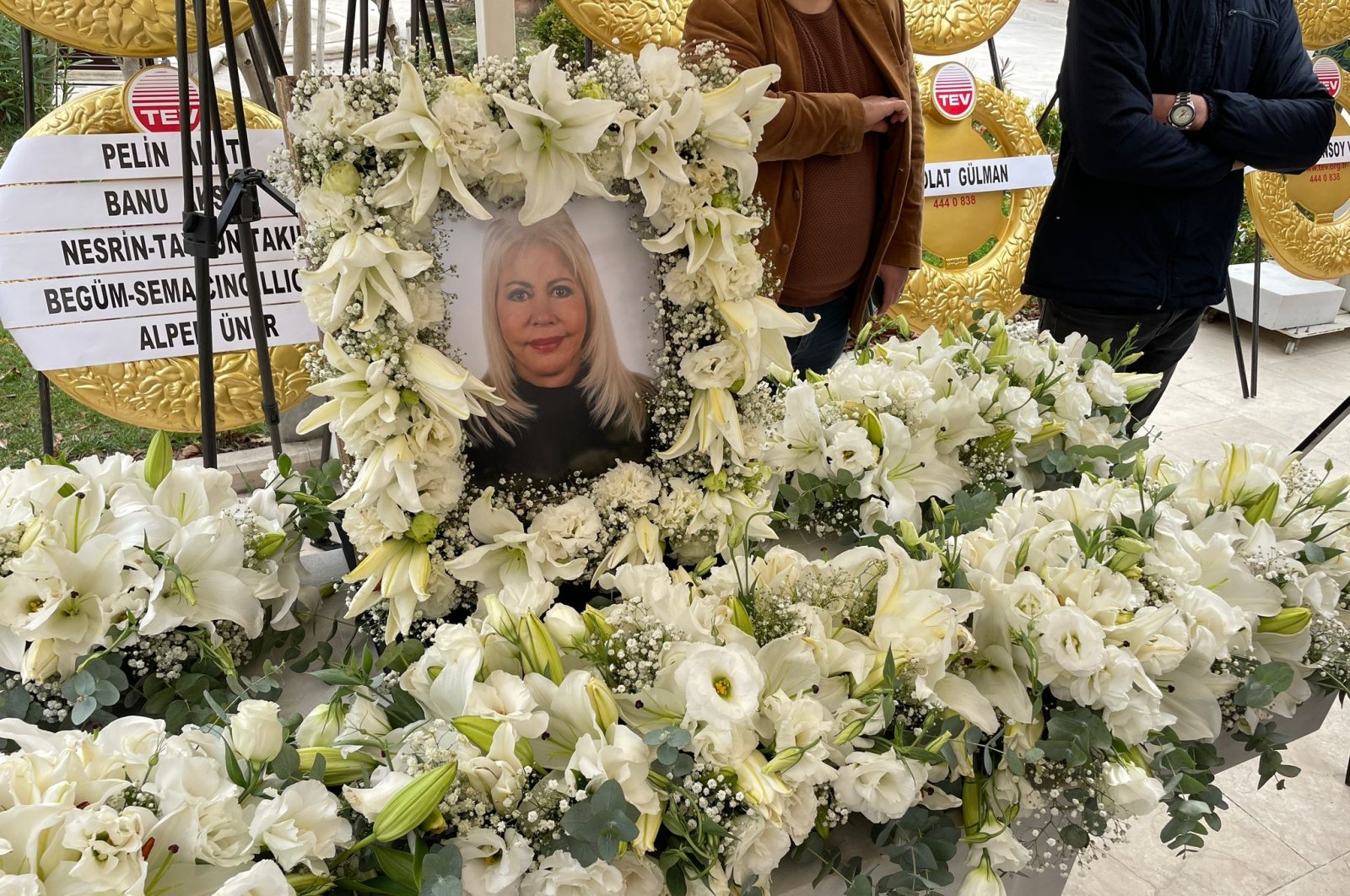 Teman-teman mengadakan pemakaman untuk dealer Tiffany&Co Turki yang hilang di Tahiti