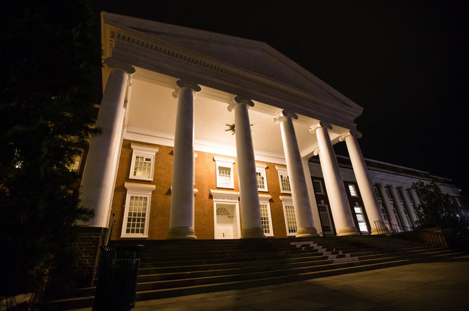 Lights illuminate a building of the University of Virginia School of Medicine in Charlottesville, Virginia, March 19, 2015. (AFP Photo)