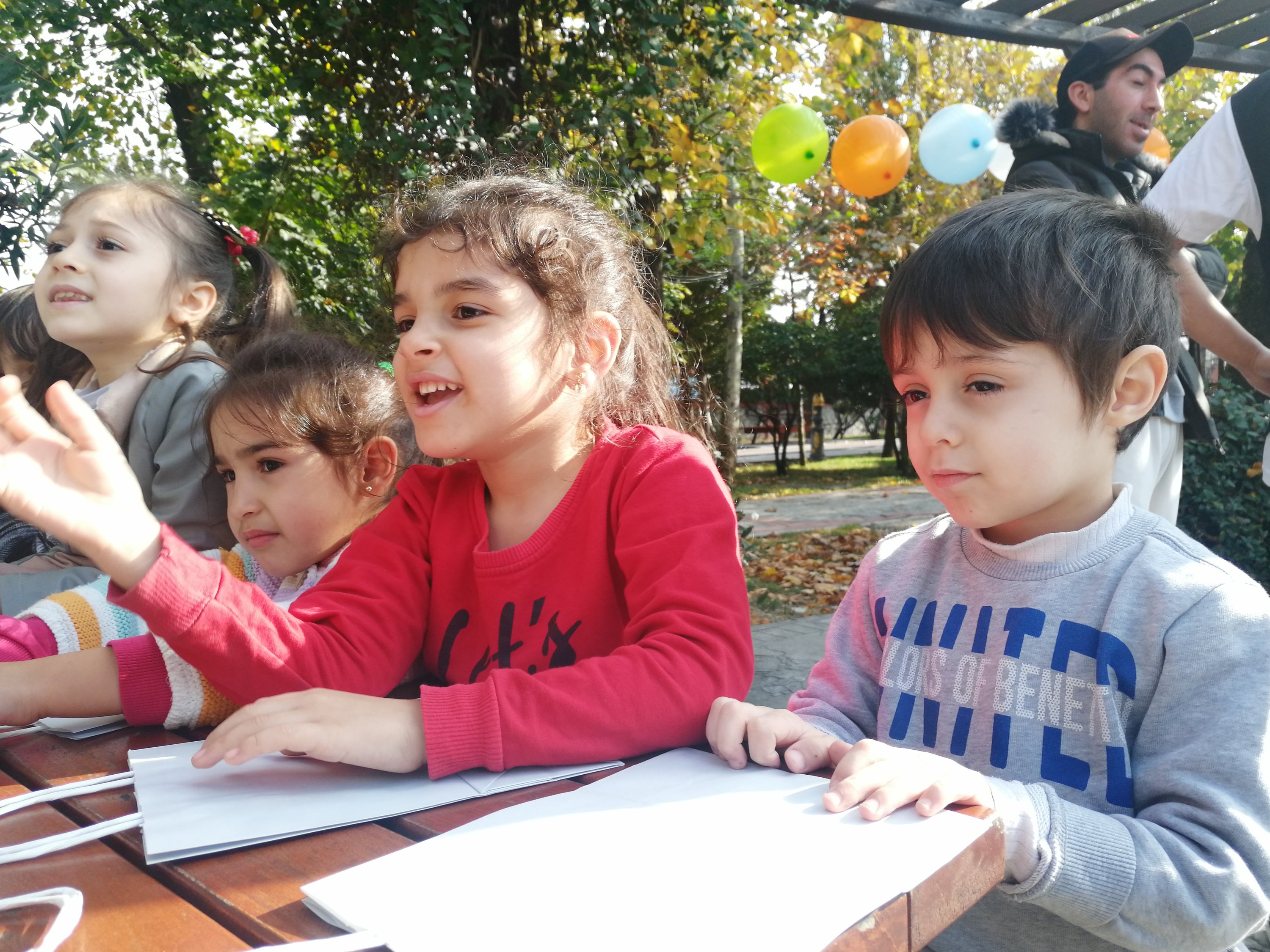 Anak-anak mewarnai goodie bag mereka, Istanbul, Türkiye, 13 November 2022. (Foto oleh relawan Attirah)