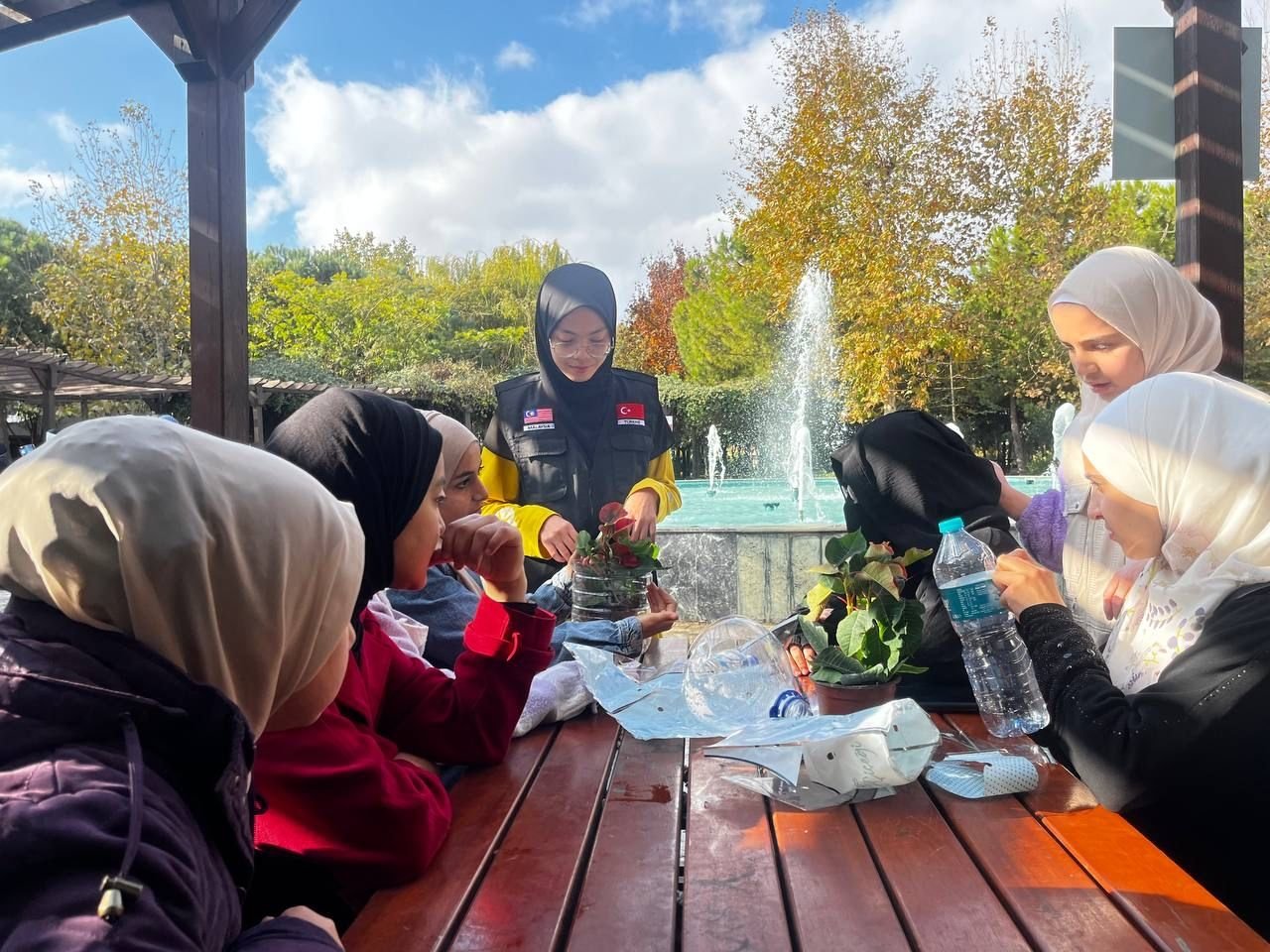 Anak-anak menanam bunga dalam botol air plastik daur ulang, Istanbul, Türkiye, 13 November 2022. (Foto oleh Maisarah)