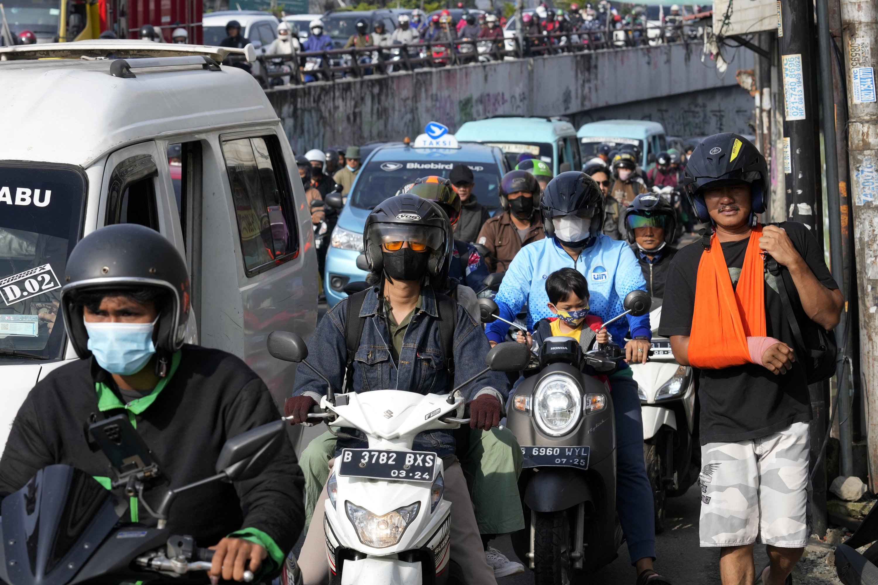 Pengendara terjebak macet di jam sibuk pagi hari, Jakarta, Indonesia, 14 November 2022. (AP Photo)