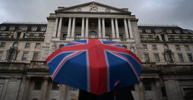 A person holds an umbrella with a Union Jack print outside the Bank of England in London, U.K., Nov., 3, 2022. (EPA Photo)