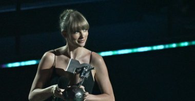 U.S. singer-songwriter Taylor Swift poses with the award for best long-form video during the 2022 MTV Europe Music Awards in Düsseldorf, Germany, Nov. 13, 2022. (AFP Photo)