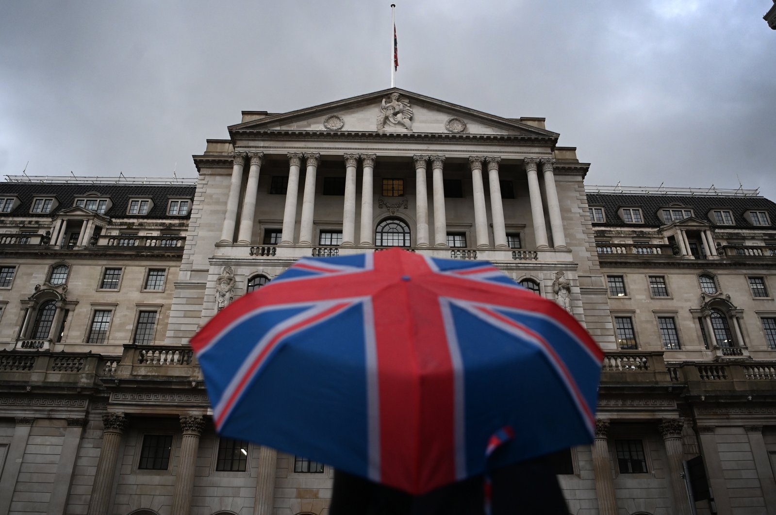 A person holds an umbrella with a Union Jack print outside the Bank of England in London, U.K., Nov., 3, 2022. (EPA Photo)