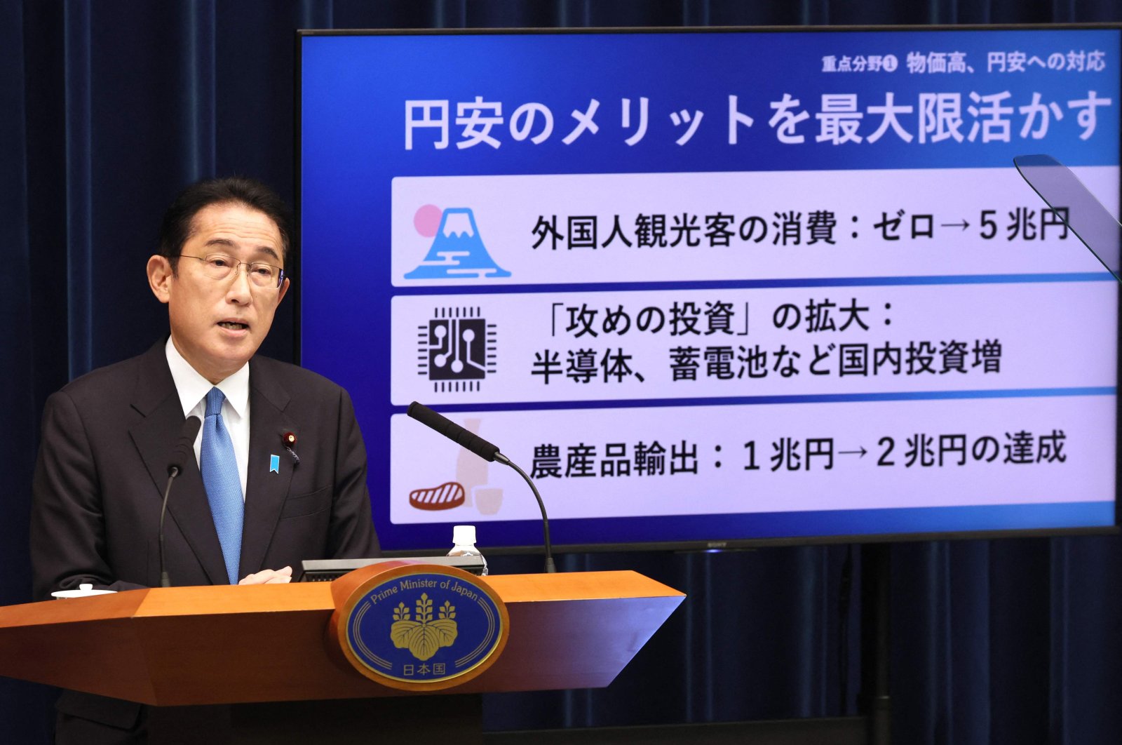 Japan&#039;s Prime Minister Fumio Kishida speaks at a press conference at his official residence to announce a new economic stimulus package, Tokyo, Japan, Oct. 28, 2022. (AFP Photo)