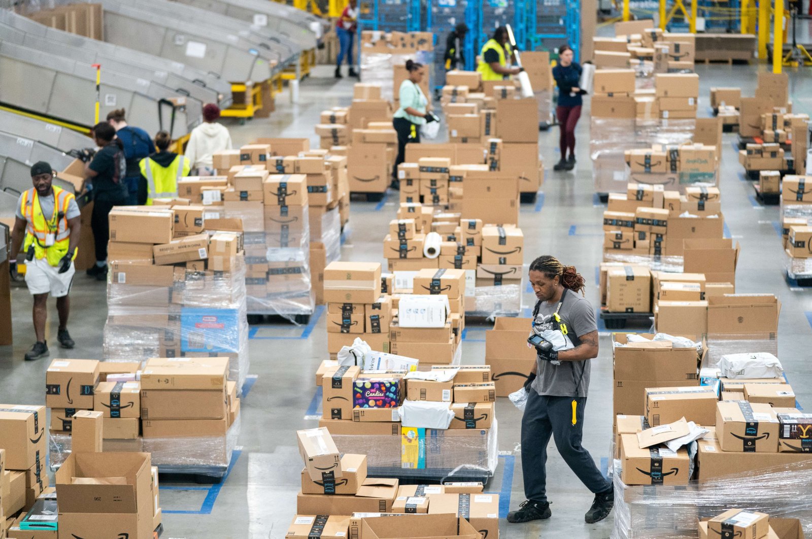 Workers sort packages at the Amazon AGS5 facility in Appling, Georgia, U.S., Oct. 27, 2022. (AFP Photo) 