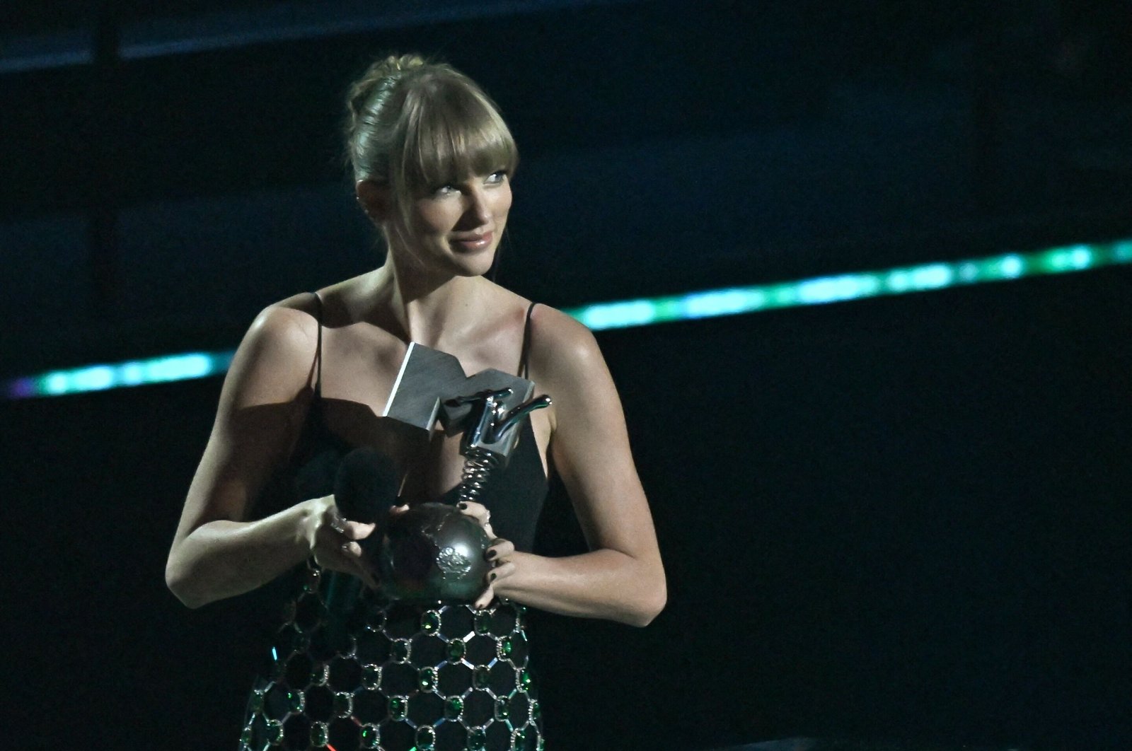 U.S. singer-songwriter Taylor Swift poses with the award for best long-form video during the 2022 MTV Europe Music Awards in Düsseldorf, Germany, Nov. 13, 2022. (AFP Photo)