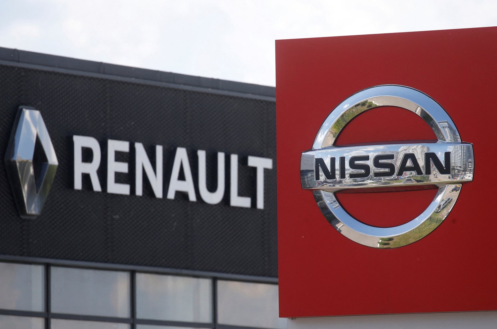 The logos of car manufacturers Renault and Nissan are pictured at a dealership in Kyiv, Ukraine, June 25, 2020. (Reuters Photo)
