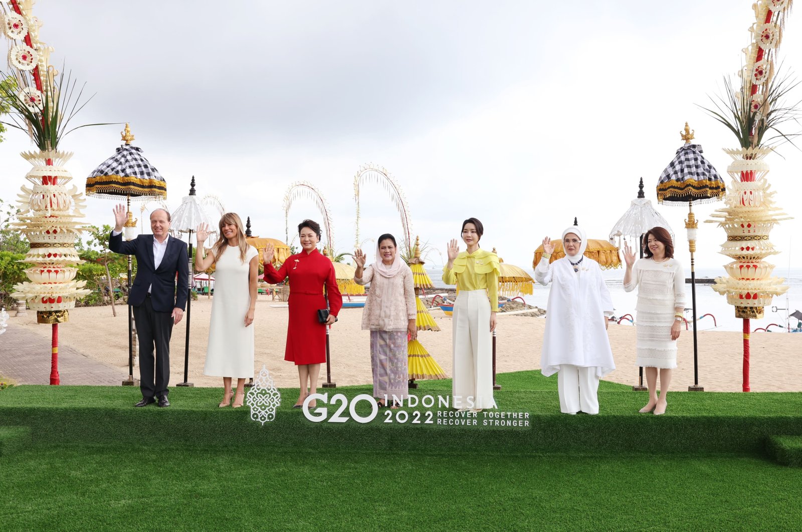 First Lady Emine Erdoğan (second from the right) poses with the spouses of other G-20 leaders in Bali, Indonesia, Nov. 15, 2022. (DHA Photo)