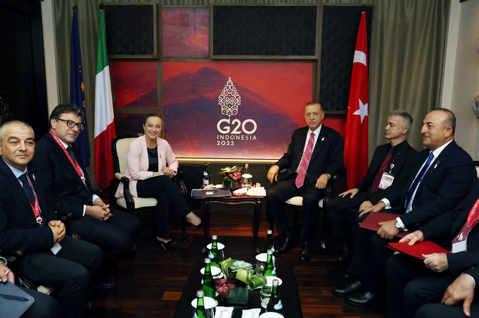 A handout picture taken and released by Turkish presidential press service on November 15, 2022 shows Turkish President Recep Tayyip Erdoğan (C, R) and Prime Minister of Italy Giorgia Meloni (C, L) posing with their delegations prior to their meeting as part of the 17th G20 leaders&#039; Summit in Bali&#039;s southern peninsula Nusa Dua. (Photo by Türkiye&#039;s Presidential Press Service / AFP)