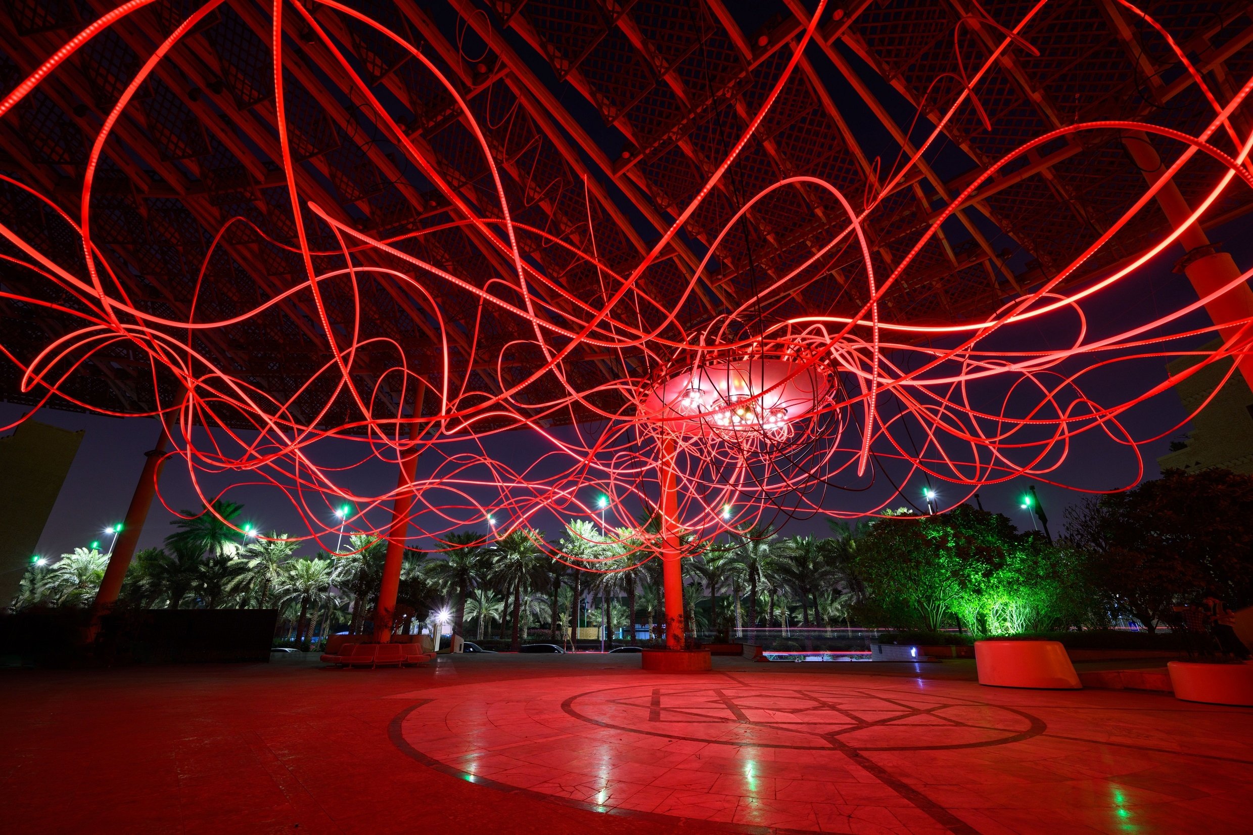 Pemasangan karya seni Amplexus oleh seniman Grimanesa Amoros di DQ di Riyadh, Arab Saudi, 27 Oktober 2022. (Foto milik Nour Riyadh Festival)