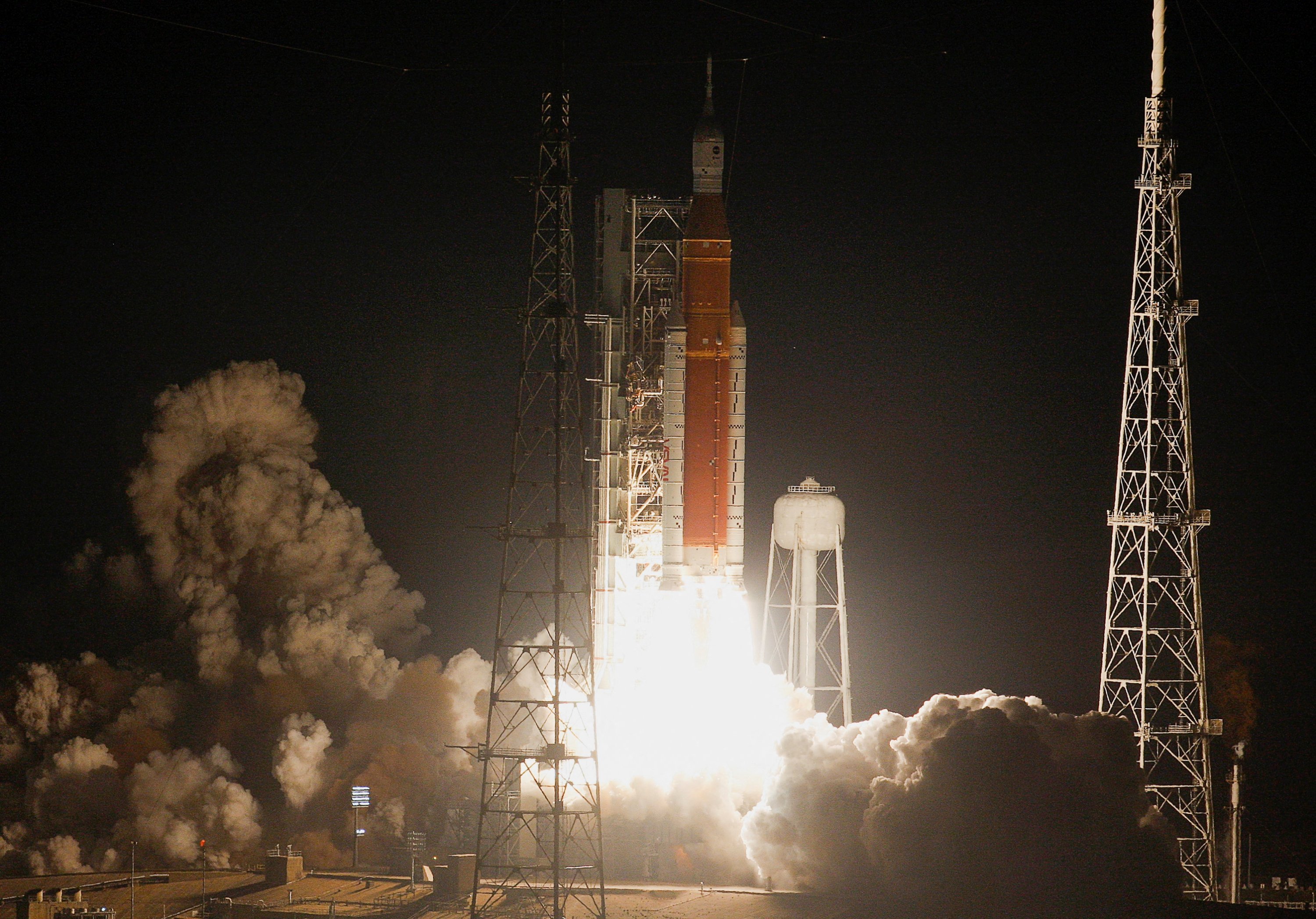 Roket bulan NASA generasi berikutnya lepas landas dari kompleks peluncuran 39-B pada misi tak berawak Artemis 1 ke bulan di Kennedy Space Center di Cape Canaveral, Florida, AS, 16 November 2022. (Foto Reuters)