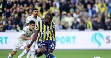 Fenerbahçe's Enner Valencia converts a penalty kick into a goal against Bitexen Giresunpor at the Ülker Fenerbahçe Şükrü Saraçoğlu Stadium, Istanbul, Türkiye, Nov. 12, 2022. (AA Photo)