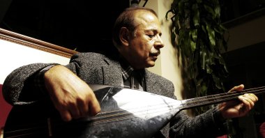 Saz master Neşet Ertaş plays his instrument, Sept. 13, 2003. (Sabah Archive Photo)