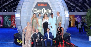 (L-R top) Madelyn Cline, Jessica Henwick, Kathryn Hahn, Leslie Odom Jr, Edward Norton, (L-R bottom) Kate Hudson, Rian Johnson, Ram Bergman and Janelle Monae pose during Netflix&#039;s "Glass Onion: A Knives Out Mystery" premiere, Los Angeles, California, U.S., Nov. 14, 2022. (AFP Photo)