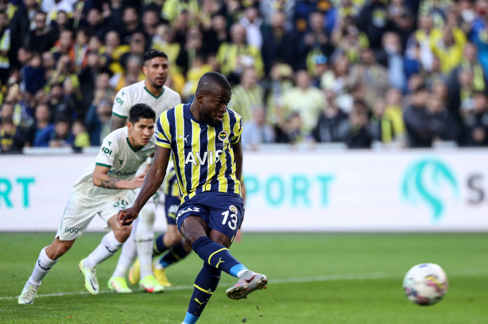 Fenerbahçe&#039;s Enner Valencia converts a penalty kick into a goal against Bitexen Giresunpor at the Ülker Fenerbahçe Şükrü Saraçoğlu Stadium, Istanbul, Türkiye, Nov. 12, 2022. (AA Photo)