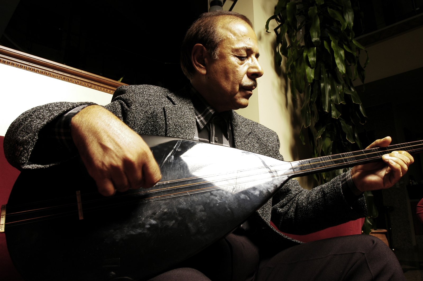 Saz master Neşet Ertaş plays his instrument, Sept. 13, 2003. (Sabah Archive Photo)