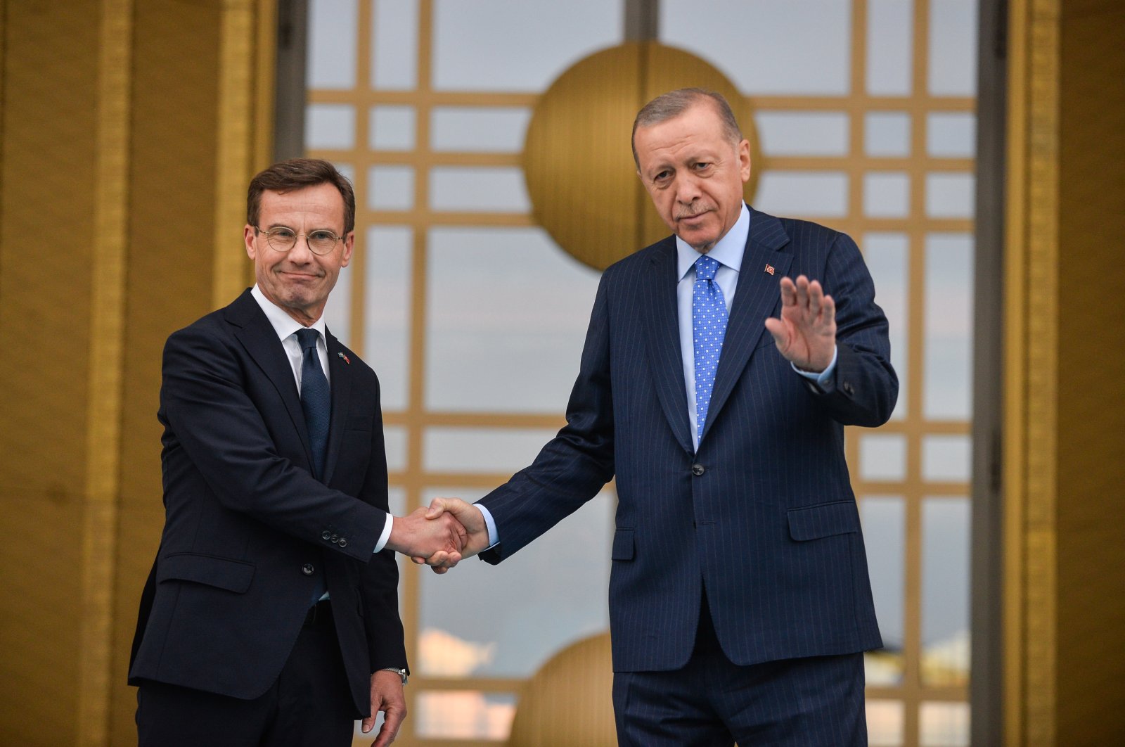 President Recep Tayyip Erdoğan and Swedish Prime Minister Ulf Kristersson (L) shaking hands during a welcome ceremony at the Presidential Complex in Ankara, Türkiye, Nov. 8, 2022. (EPA Photo)