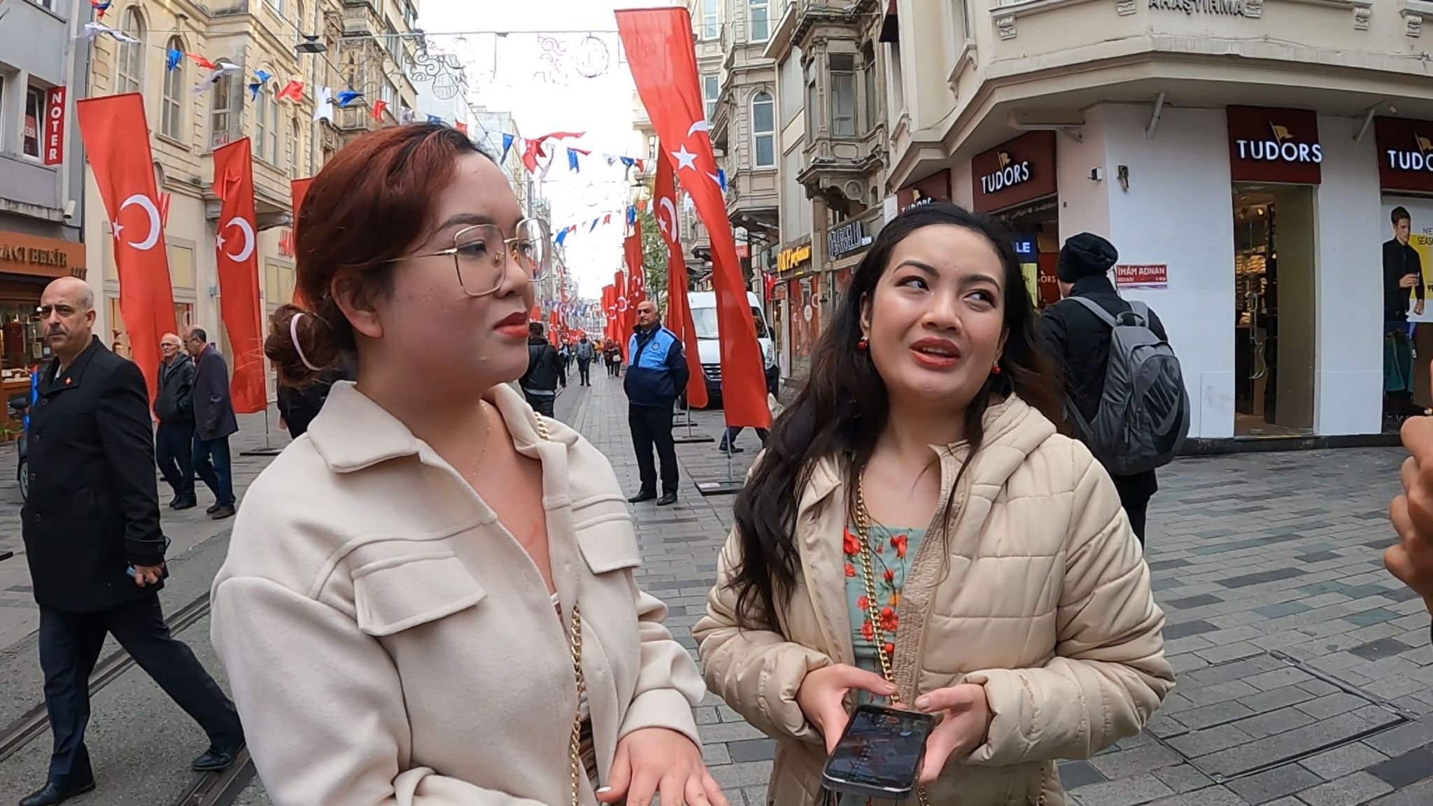 Turis Filipina Alissa dan Angelica Marquez berbicara dalam sebuah wawancara, di Jalan Istiklal, di Istanbul, Türkiye, 16 November 2022. (FOTO OLEH BULUT YAMANDAĞ) 
