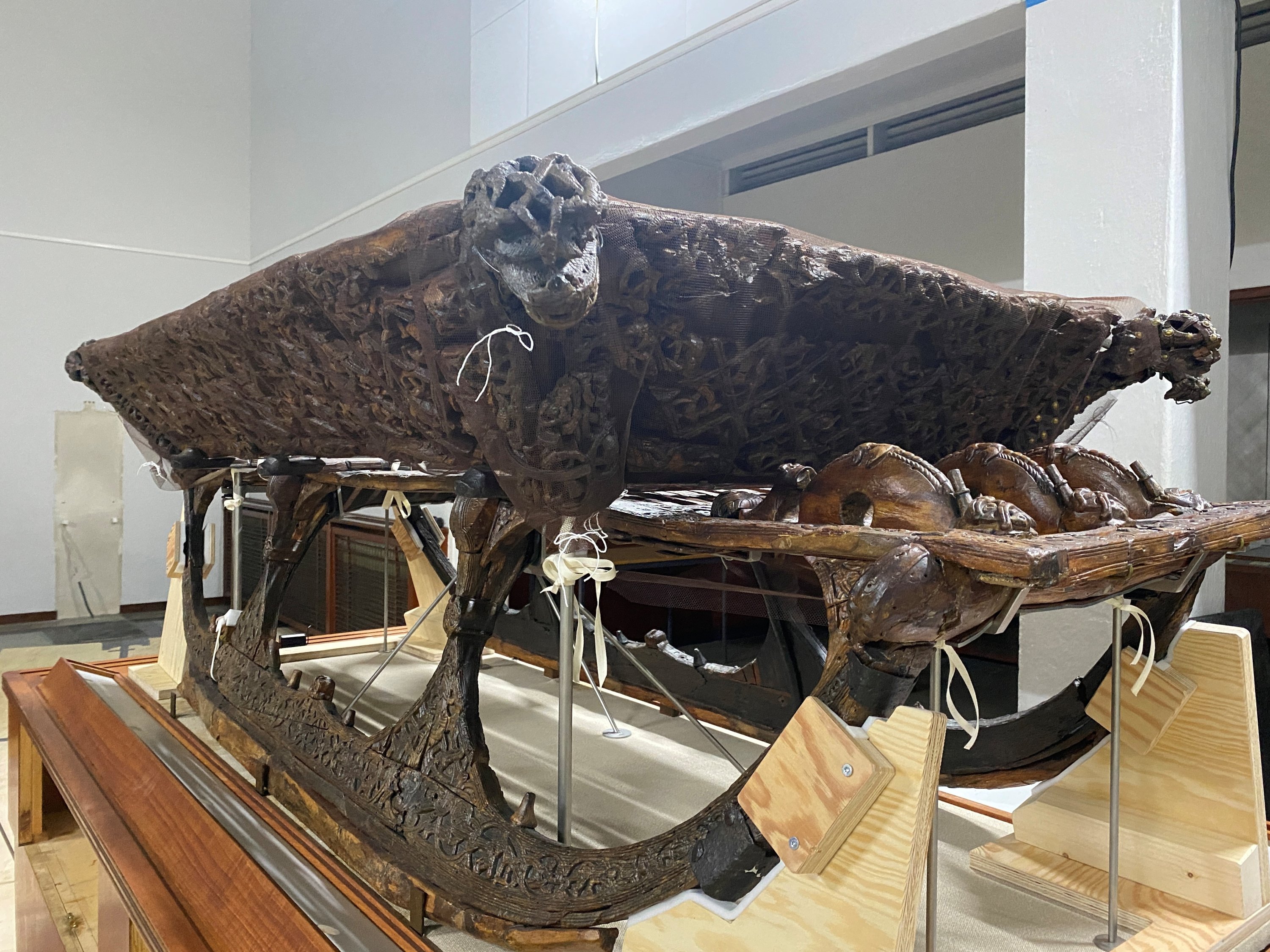 Kereta luncur kayu yang ditemukan selama penggalian Oseberg ditempatkan di dalam Museum Kapal Viking, di Oslo, Norwegia, 3 November 2022. (Foto Reuters)