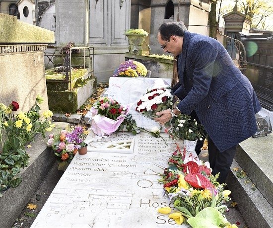 Presidential spokesperson Ibrahim Kalın visits Ahmet Kaya&#039;s grave, in Paris, France, Nov. 19, 2017. (AA Photo)