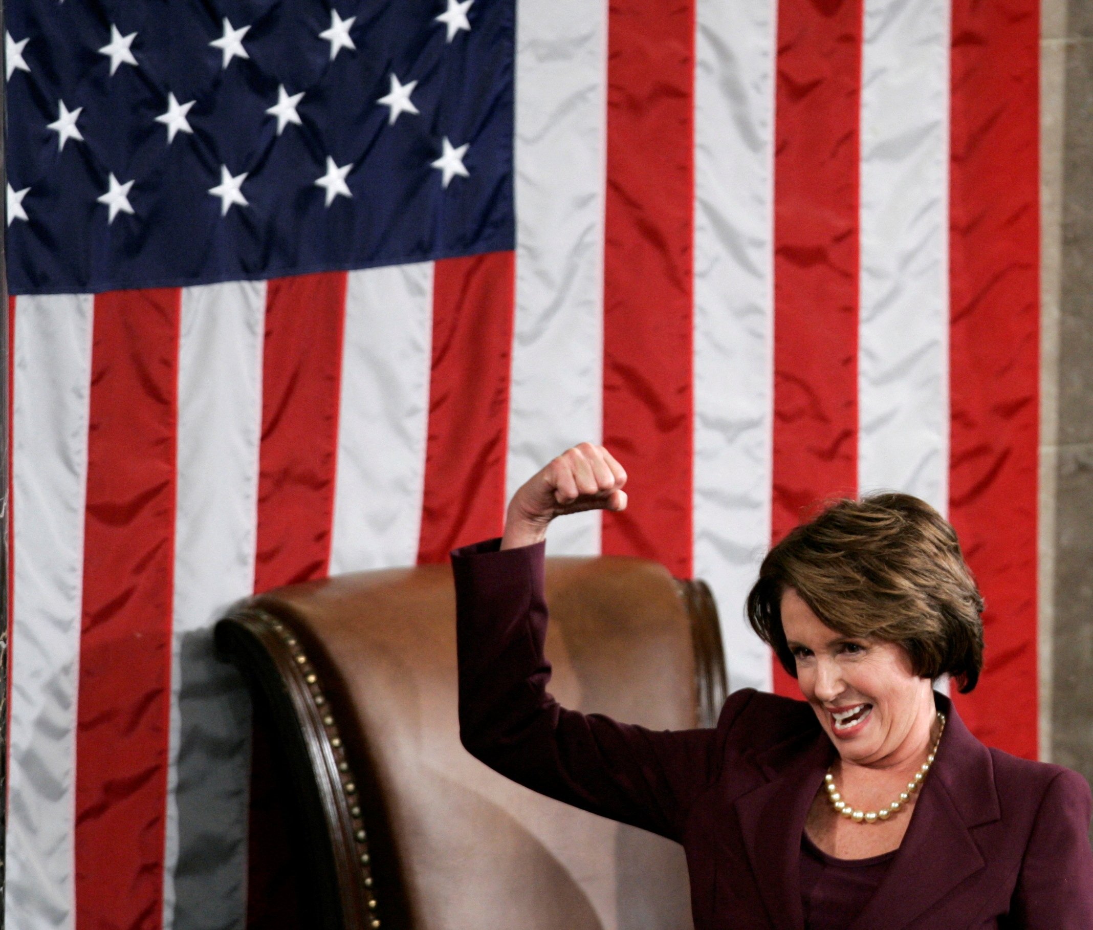 Ketua DPR AS Nancy Pelosi bereaksi saat dia naik podium untuk pertama kalinya setelah terpilih sebagai Ketua DPR AS wanita pertama pada hari pertama Kongres ke-110 di Washington, 4 Januari 2007. (File Reuters Foto)