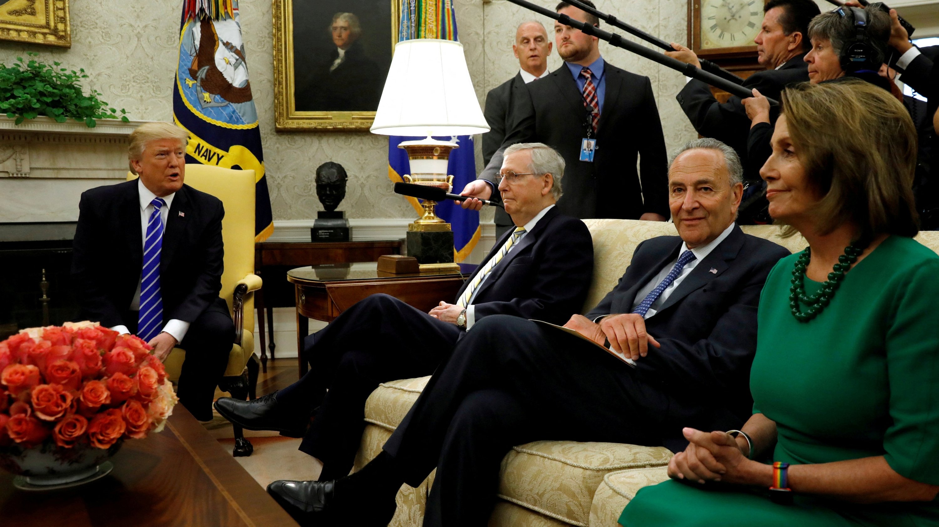 U.S. President Donald Trump meets with Senate Majority Leader Mitch McConnell (2nd L), Senate Democratic Leader Chuck Schumer (2nd R), House Minority Leader Nancy Pelosi (R) and other congressional leaders in the Oval Office of the White House in Washington, U.S., Sept. 6, 2017. (Reuters Photo)