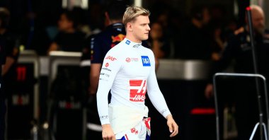 Haas F1 Team&#039;s German driver Mick Schumacher walks in the pit lane during the qualifying session for the Formula One Mexico Grand Prix, at the Hermanos Rodriguez racetrack, Mexico City, Oct. 29, 2022. (AFP Photo)
