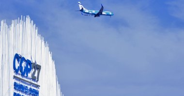 An Israeli El Al passenger plane flies over the Sharm el-Sheikh International Convention Centre, during the COP27 climate conference in Egypt's Red Sea resort city of the same name, on November 17, 2022. (Photo by AHMAD GHARABLI / AFP)