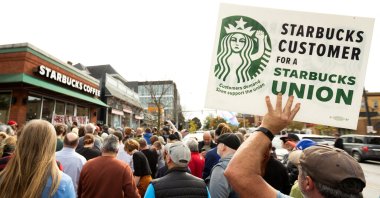People gather outside a Starbucks location while singer Billy Bragg performs for striking Starbucks Workers United Union members in Buffalo, New York, U.S., Oct. 12, 2022. (Reuters Photo)