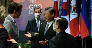 Canada's Prime Minister Justin Trudeau (L) speaks with China's President Xi Jinping at the G20 Leaders' Summit, Bali, Indonesia, Nov. 16, 2022. (Reuters Photo)