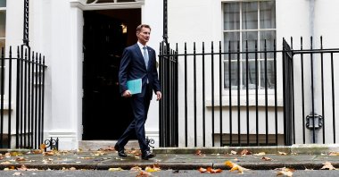 Britain's Chancellor of the Exchequer Jeremy Hunt leaves 11 Downing Street to attend Parliament in London, Britain, Nov. 17, 2022. (Reuters Photo)