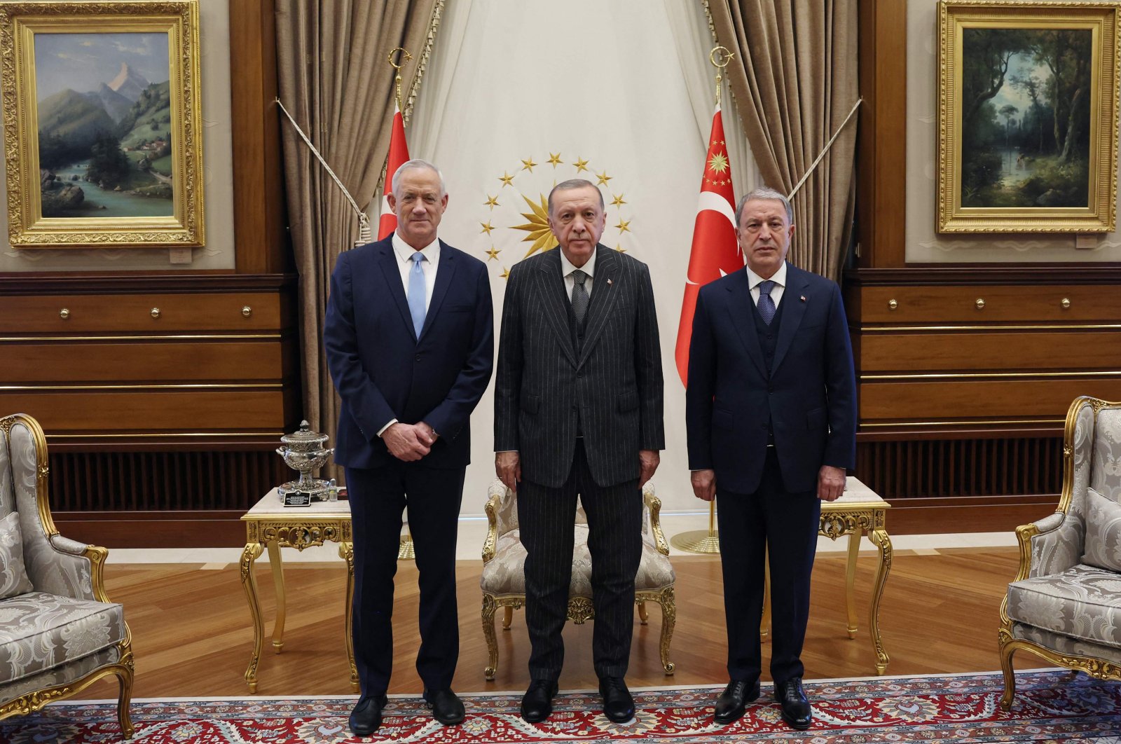 This handout picture released on October 27, 2022 by the Press Office of the Ministry of National Defense shows Turkish President Recep Tayyip Erdoğan (C) posing for a photo with Israeli Defense Minister Benjamin Gantz (L) and Turkish Defense Minister Hulusi Akar (R) at the Presidential Complex in Ankara, Türkiye, (AFP Photo)