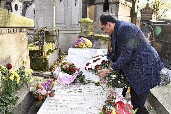 Presiden Erdoğan menawarkan untuk memulangkan makam penyanyi di Prancis