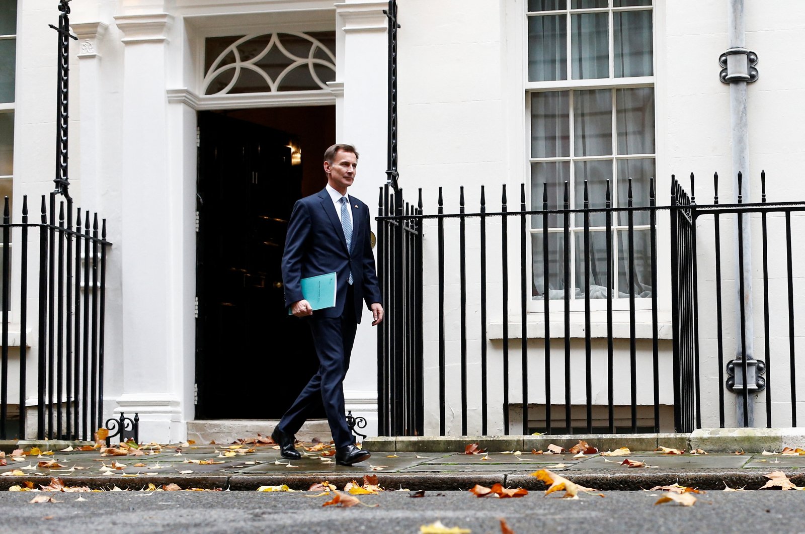 Britain&#039;s Chancellor of the Exchequer Jeremy Hunt leaves 11 Downing Street to attend Parliament in London, Britain, Nov. 17, 2022. (Reuters Photo)