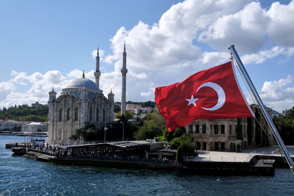 Sebuah bendera Turki digambarkan di atas kapal dengan Masjid Ortaköy sebagai latar belakang di Istanbul, Türkiye, 5 September 2021. 