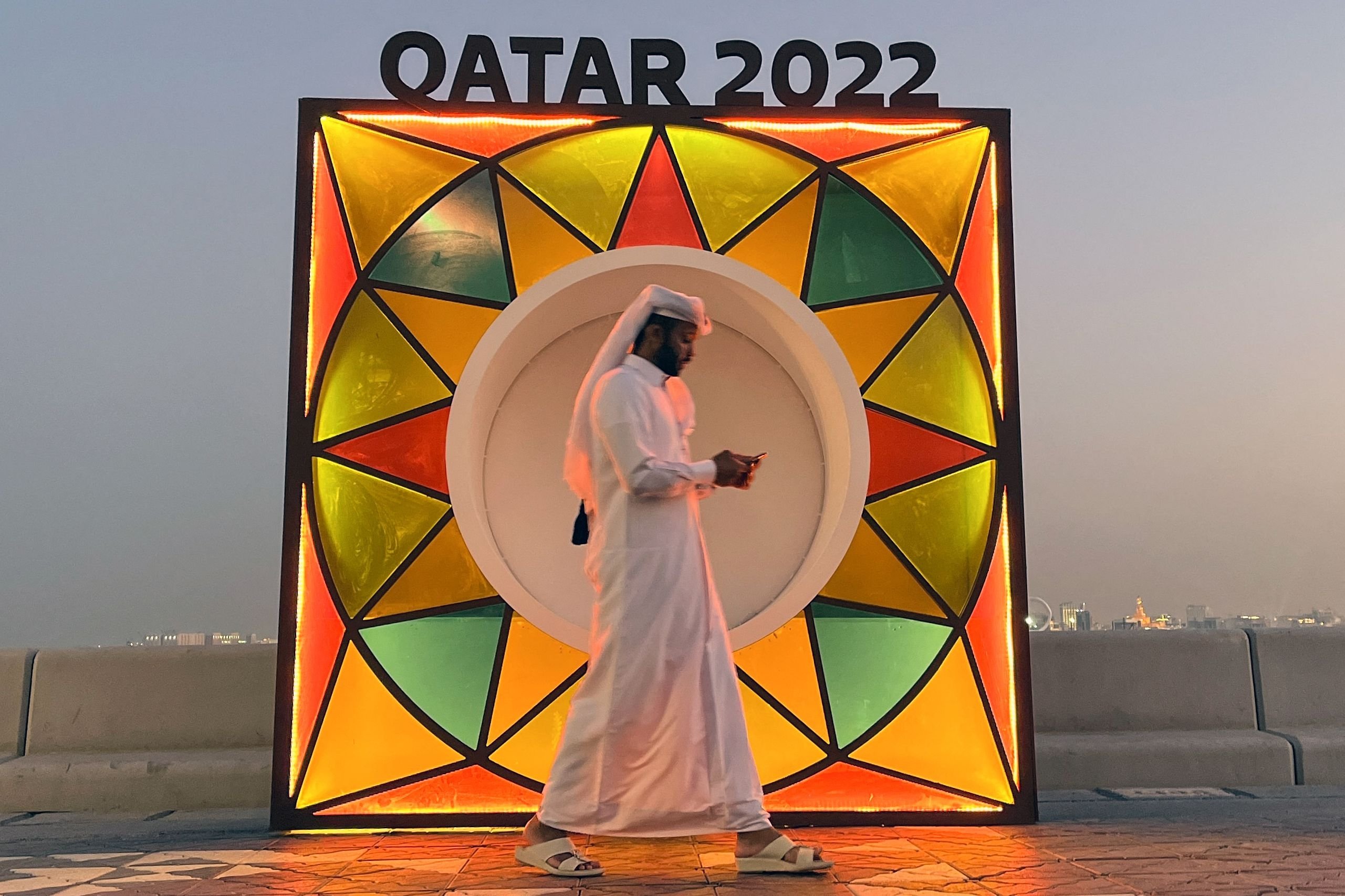 Seorang pria berjalan di sepanjang Corniche di Doha, Qatar, 16 November 2022. (Foto AFP)