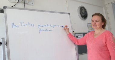 A Ukrainian student practices Turkish grammar in Antalya, Türkiye, Nov. 17, 2022. (AA Photo)