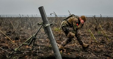 A Ukrainian officer fires a mortar on a front line, as Russia&#039;s attack on Ukraine continues, in the Zaporizhzhia region, Ukraine, Nov. 16, 2022.  (Reuters Photo)