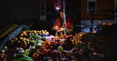 A vendor waits for customers during a power cut, Kyiv, Ukraine, Nov. 10, 2022. (AFP Photo)