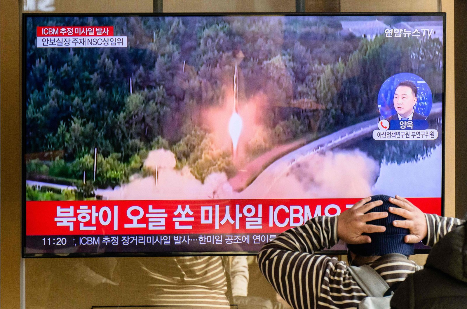 A man reacts to television reports on news broadcast with file footage of a North Korean missile test, Seoul, South Korea, Nov. 18, 2022. (AFP Photo)