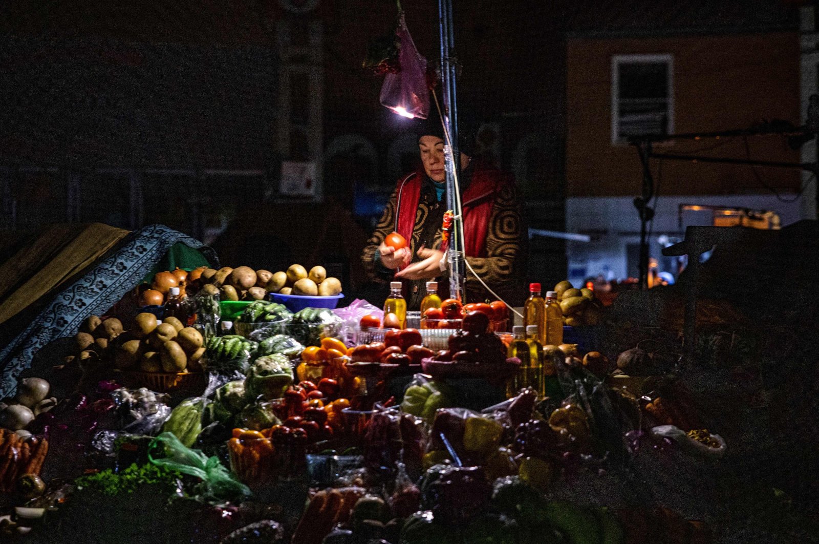 A vendor waits for customers during a power cut, Kyiv, Ukraine, Nov. 10, 2022. (AFP Photo)