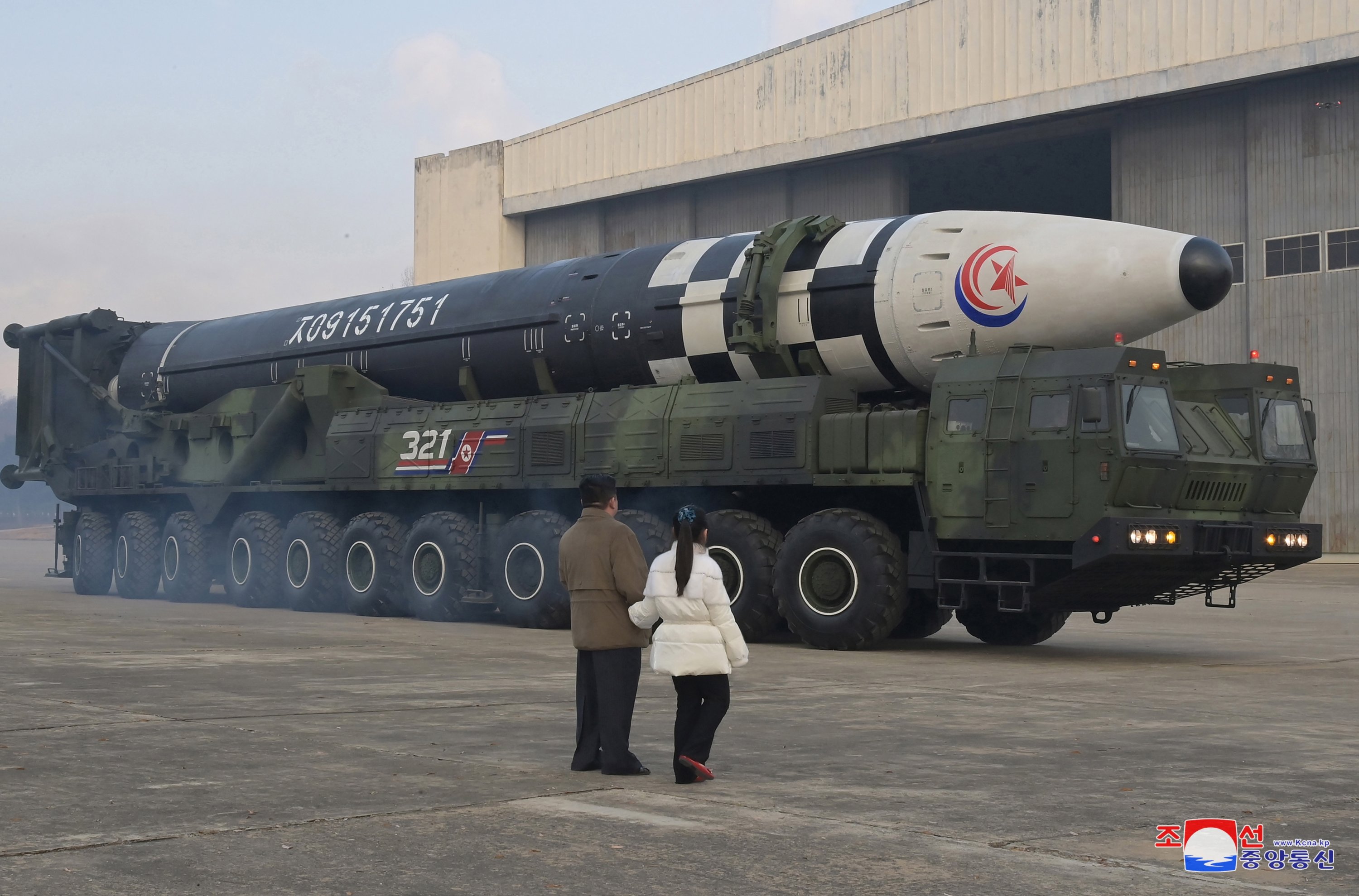 Sebuah foto yang dirilis oleh Kantor Berita Pusat Korea Utara (KCNA) resmi menunjukkan pemimpin Korea Utara Kim Jong Un, didampingi oleh putrinya selama uji tembak rudal balistik antarbenua (ICBM) jenis baru Hwasongpho-17 di Bandara Internasional Pyongyang di Pyongyang , Korea Utara, 18 November 2022, (diterbitkan pada 19 November 2022).  (Foto EPA)